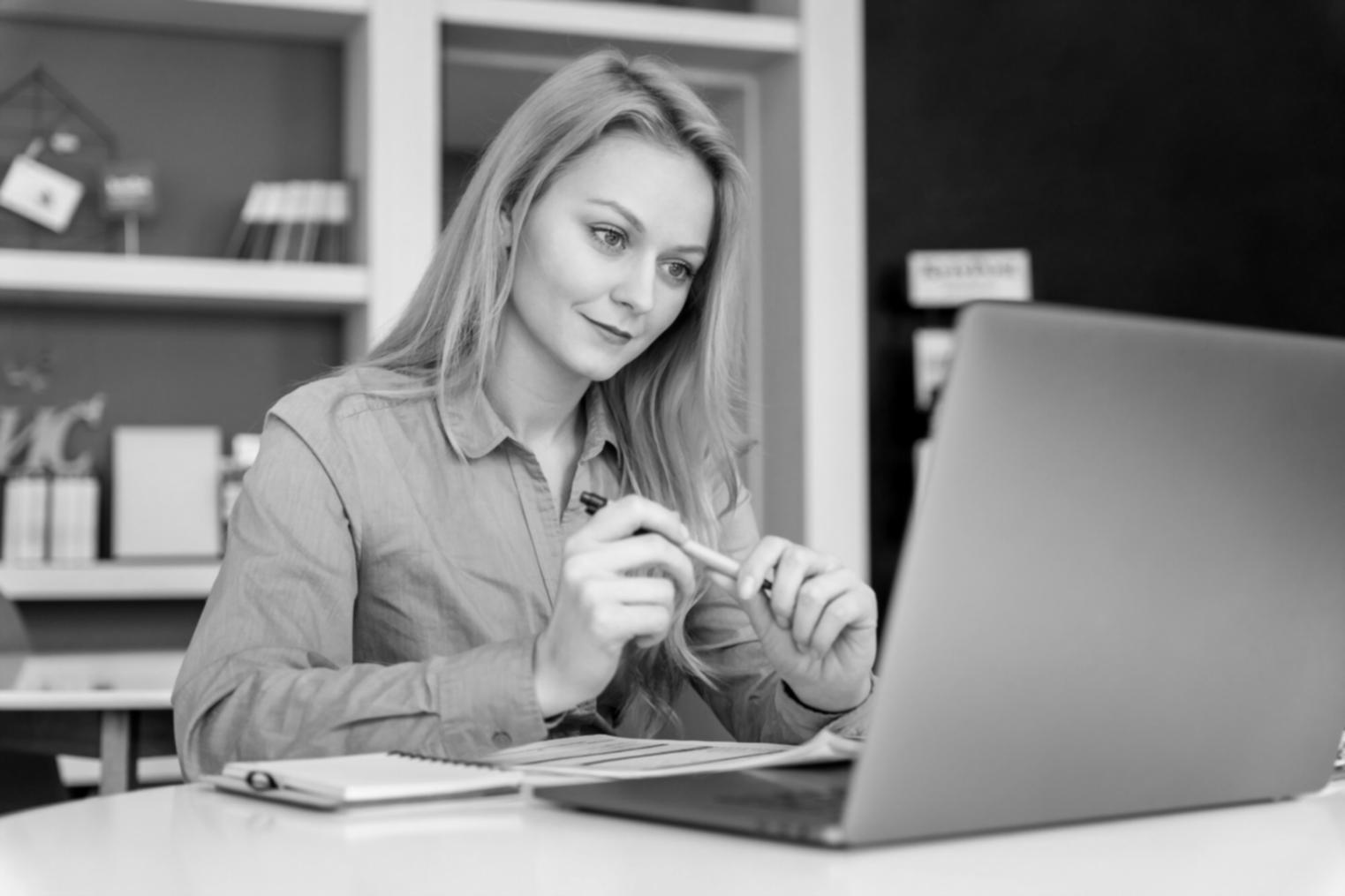 Bureau de travail avec documents financiers et outils de planification budgétaire