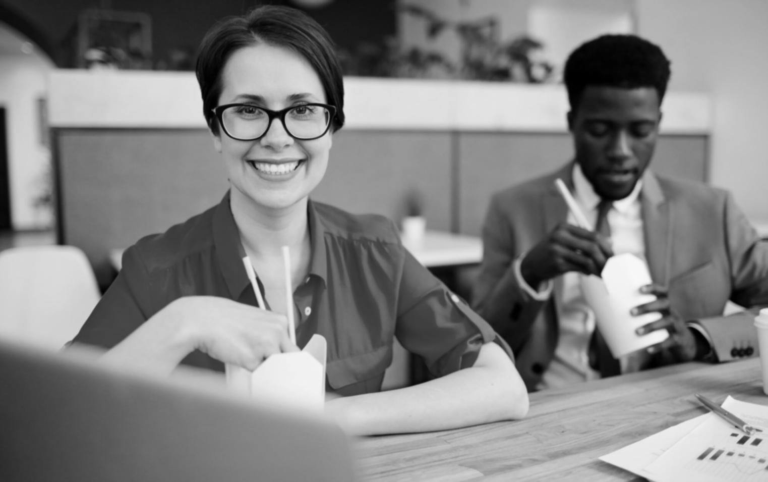 Consultation personnalisée de planification budgétaire avec documents et graphiques